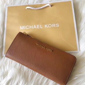 🆕 Michael Kors Zip Wallet